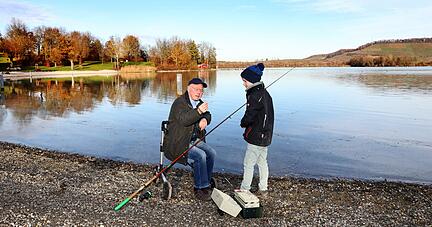 Otto Schlepp aus Lehrensteinsfeld beim Angeln mit Enkel Jakob. Der Rentner erinnert sich noch an die Zeit, als es den Breitenauer See gar nicht gab.
Foto: Ralf Seidel