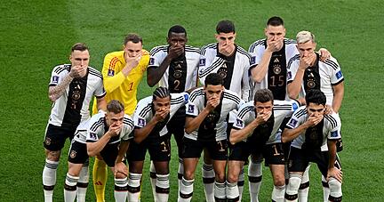 Keine &laquo;One Love&raquo;-Kapit&auml;nsbinde, daf&uuml;r die Hand vorm Mund: Die deutsche Mannschaft setzt vor dem Auftaktspiel gegen Japan ein Zeichen.