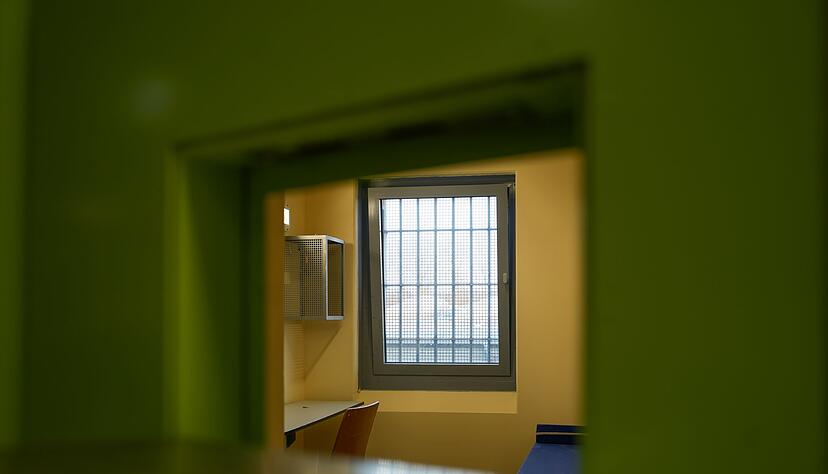 Beamte im Justizvollzug brauchen gute Menschenkenntnis - sie müssen zum Beispiel erkennen können, wenn Gefangene Probleme haben, sie aber nicht äußern. Beamte im Justizvollzug brauchen gute Menschenkenntnis - sie müssen zum Beispiel erkennen können, wenn Gefangene Probleme haben, sie aber nicht äußern.