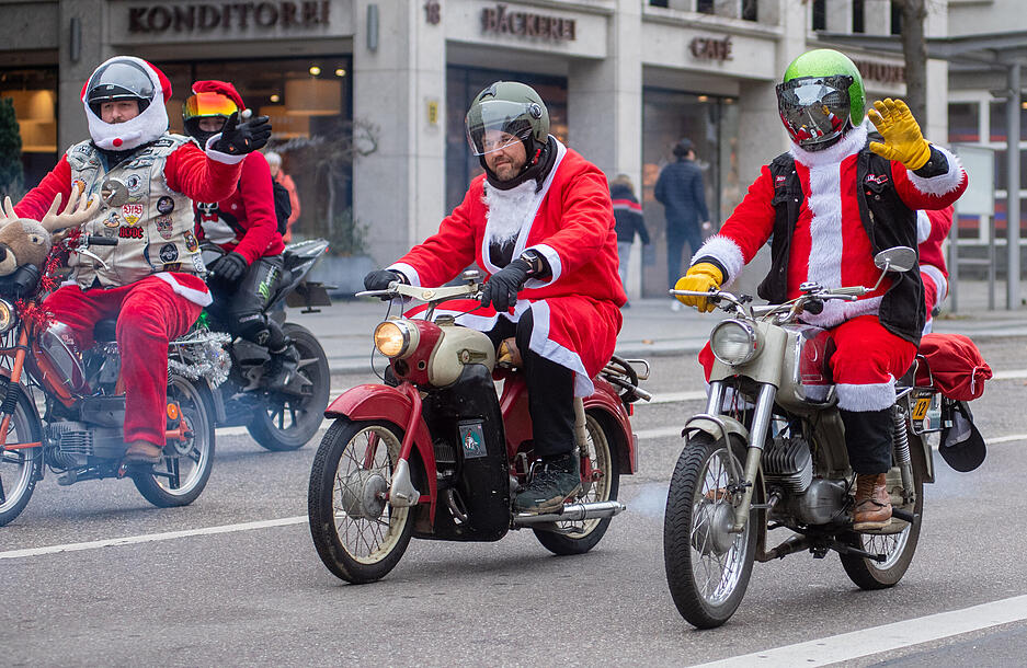 Die Nikoläuse nutzen ihren auffälligen Auftritt, um auf die Situation wohnungsloser Menschen aufmerksam zu machen. Die Nikoläuse nutzen ihren auffälligen Auftritt, um auf die Situation wohnungsloser Menschen aufmerksam zu machen.