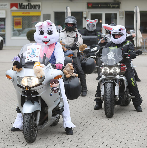 Auf den Motorr&auml;dern d&uuml;sen die Osterhasen durch die Region. Im Landkreis Heilbronn machen die Biker in Neudenau und M&ouml;ckm&uuml;hl halt.