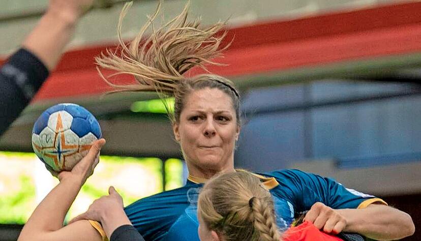 Carmen Moser (hinten) hatte kein Erbarmen mit ihren ehemaligen Teamkolleginnen um Rebecca Engelhardt und netzte sieben Mal ein. Foto: Christiana Kunz Carmen Moser (hinten) hatte kein Erbarmen mit ihren ehemaligen Teamkolleginnen um Rebecca Engelhardt und netzte sieben Mal ein. Foto: Christiana Kunz