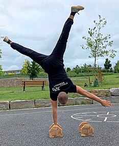 Gerade arbeitet Kuba am einarmigen Handstand. Gerade arbeitet Kuba am einarmigen Handstand.