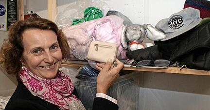 Susanne Villinger zeigt aktuelle Fundsachen von der Buga, den Geldbeutel einer &Ouml;hringer Sch&uuml;lerin mit Fahrkarte, Pl&uuml;schhase, Brillen, viele Kleidungsst&uuml;cke.
Foto: Friese