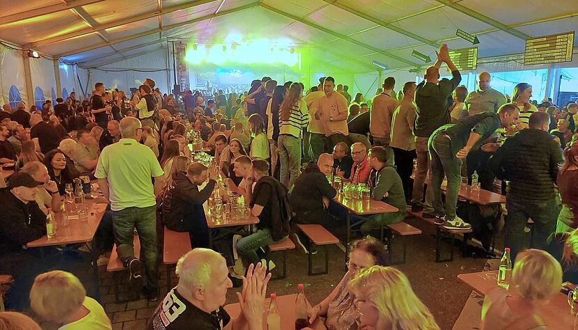 Sobald der Strom für die Waldmühlbacher Musikanten wieder da war, gab es für die feierwilligen Partygäste auf Tischen und Bänken kein Halten mehr.
Foto: Ute Plückthun