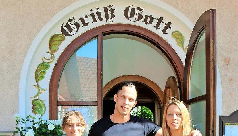 Am Landvogt: Slavica Hofmann (l.) mit ihren Kindern Dana und Heiko.