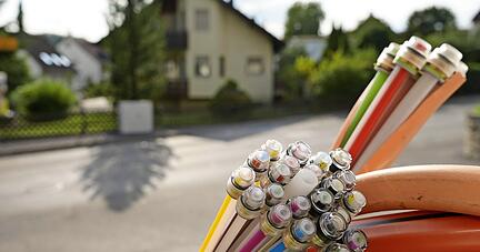 Wunderding Glasfaser − in vielen Wohngebieten freuen sich Anwohner auf schnelleres Internet. Einzelne Menschen reagieren aber auch mit Skepsis, insbesondere auf Gespräche an der Haustür.
Foto: Karsten/stock.adobe.com Wunderding Glasfaser − in vielen Wohngebieten freuen sich Anwohner auf schnelleres Internet. Einzelne Menschen reagieren aber auch mit Skepsis, insbesondere auf Gespräche an der Haustür.
Foto: Karsten/stock.adobe.com