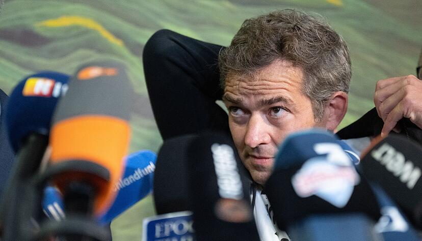 Der &laquo;Querdenken&raquo;-Initiator Michael Ballweg steht in einem Gang des Landgerichts Stuttgart. Endet das Verfahren vorzeitig? (Archivfoto)