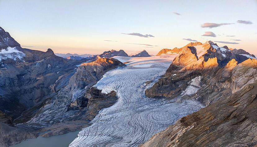 Der Gletscher Claridenfirn im Schweizer Kanton Glarus war im September 2025 komplett schneefrei. Der Gletscher Claridenfirn im Schweizer Kanton Glarus war im September 2025 komplett schneefrei.