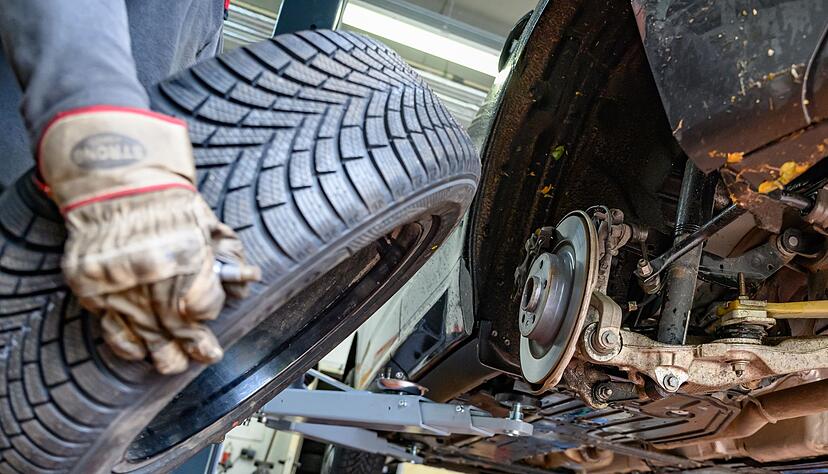 Werkstatt bietet zus&auml;tzliche Sicherheit: Wird der Reifenwechsel von Profis durchgef&uuml;hrt, haften diese bei m&ouml;glichen Montagefehlern.