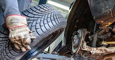 Werkstatt bietet zus&auml;tzliche Sicherheit: Wird der Reifenwechsel von Profis durchgef&uuml;hrt, haften diese bei m&ouml;glichen Montagefehlern.