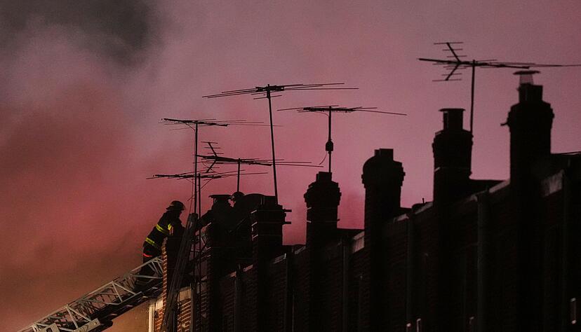 Ersthelfer arbeiteten &uuml;ber Nacht an der Unfallstelle.