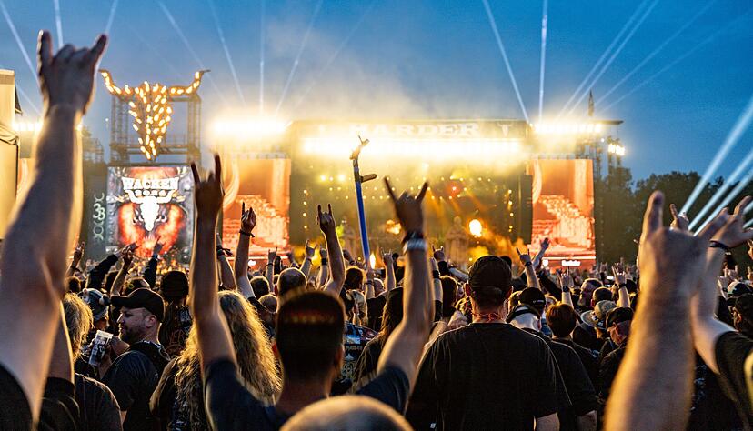 Gemeinsam die liebsten Bands feiern - so machen Festivals Spa&szlig;. Bei kleineren Gesundheitsproblemen hilft eine gut ausgestattete Festival-Apotheke.