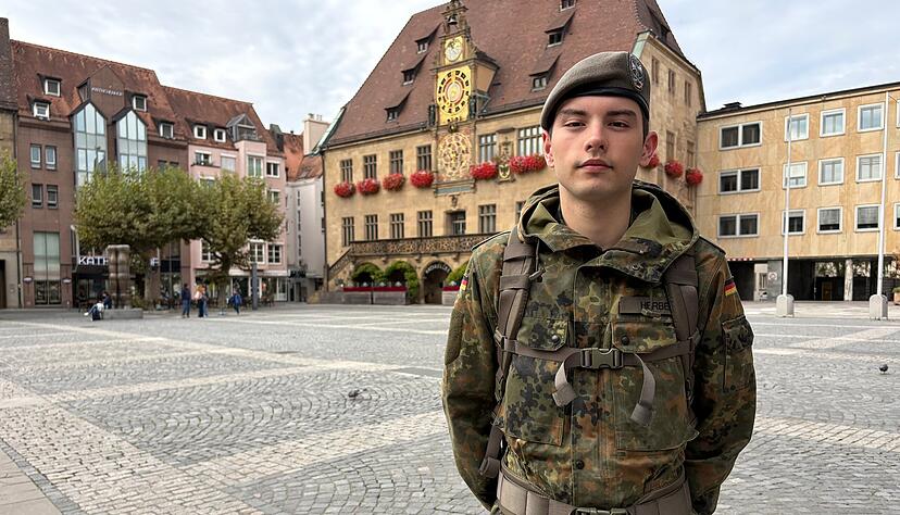 Der 19-jährige Maximilian von der Herberg macht seit dem 1. September einen freiwilligen Wehrdienst bei der Bundeswehr in Roth. Der 19-jährige Maximilian von der Herberg macht seit dem 1. September einen freiwilligen Wehrdienst bei der Bundeswehr in Roth.