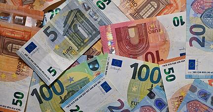 Kursverluste an den Börsen haben das Geldvermögen der Menschen in Deutschland im vergangenen Jahr in der Summe geschmälert. Kursverluste an den Börsen haben das Geldvermögen der Menschen in Deutschland im vergangenen Jahr in der Summe geschmälert.