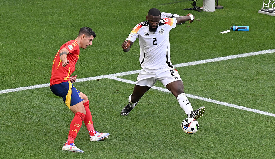 Antonio Rüdiger: Der Abwehrchef der DFB-Elf machte ein stabiles Spiel. An ihm war oft kein Vorbeikommen. Schlug den ein oder anderen langen Ball und eröffnete so das Offensivspiel. Agierte in der Verlängerung stark – bis auf das 1:2. Da war Rüdiger zu spät. Note: 3