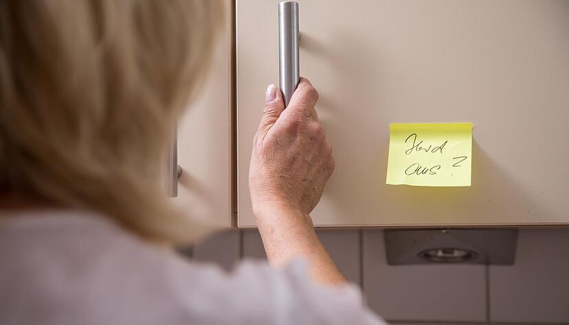 Wenn Demenz den Alltag ver&auml;ndert, m&uuml;ssen auch Vertr&auml;ge mitziehen. Haftpflicht, Hausrat, Unfall: Diese drei Policen geh&ouml;ren auf den Pr&uuml;fstand.