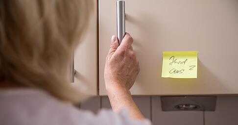 Wenn Demenz den Alltag ver&auml;ndert, m&uuml;ssen auch Vertr&auml;ge mitziehen. Haftpflicht, Hausrat, Unfall: Diese drei Policen geh&ouml;ren auf den Pr&uuml;fstand.