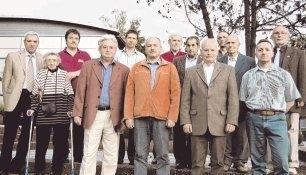Zahlreiche Mitglieder wurden beim SC Widdern, der sein 50-jähriges Jubiläum feierte, geehrt. Darunter auch der neue Vorsitzende Georg Eberhardt (links) und sein Vorgänger Günter Steinbach (rechts hinten).Foto: Ute Plückthun