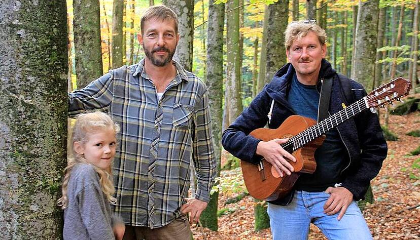 Hans-J&ouml;rg Eberle (rechts) und Marc Bohnacker mit Lene, der Protagonistin des Films von Regisseur Dieter Schumann. Foto: privat