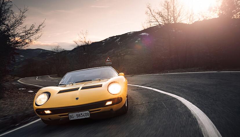 Stier als Kurvenstar: Alle Sinne sind gefordert, um den Miura auf der Stra&szlig;e zu halten.