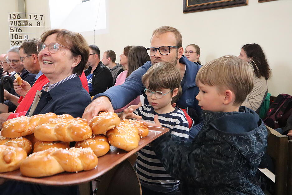 &Uuml;ber den Geburtstagskuchen freuen sich kleine wie gro&szlig;e Gottesdienstbesucher.