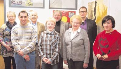 Cordula Motz, Wolfgang Beger, Rolf Sch&ouml;n, Peter Krause (hinten v.l.), Tobias, Matthias, Margot Binder und Leonie (vorne v.l.) freuen sich bei der &Uuml;bergabe.Foto: Pl&uuml;ckthun