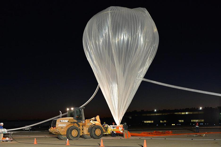 Mit einem Helium-Ballon lie&szlig; sich Alan Eustace in die Stratosph&auml;re bef&ouml;rdern. Der Computer-Experte sprang am Freitag aus einer H&ouml;he von 41,42 Kilometern ab. Den Fallschirm &ouml;ffnete er in einer H&ouml;he von rund 5,5 Kilometern. Zuvor hatte er etwa viereinhalb Minuten nach dem Absprung seinen Flug bereits mit einem Mini-Schirm stabilisiert. Die H&ouml;chstgeschwindigkeit habe knapp 1323 Kilometer pro Stunde erreicht.