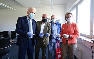 Wirtschaftsministerin Nicole Hoffmeister-Kraut (CDU) begutachtet mit Oberb&uuml;rgermeister Harry Mergel (v.l.), dem CDU-Bundestagsabgeordneten Alexander Throm und IHK-Pr&auml;sident Harald Unkelbach eine der speziellen Kan&uuml;len der Firma Xenios.