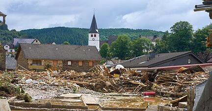 Schuld mit etwa 700 Einwohnern liegt in einer Schleife an der Ahr, die normalerweise ein kleiner Fluss ist. Nun hat sich die Ahr in ein reißendes Gewässer verwandelt. Schuld mit etwa 700 Einwohnern liegt in einer Schleife an der Ahr, die normalerweise ein kleiner Fluss ist. Nun hat sich die Ahr in ein reißendes Gewässer verwandelt.