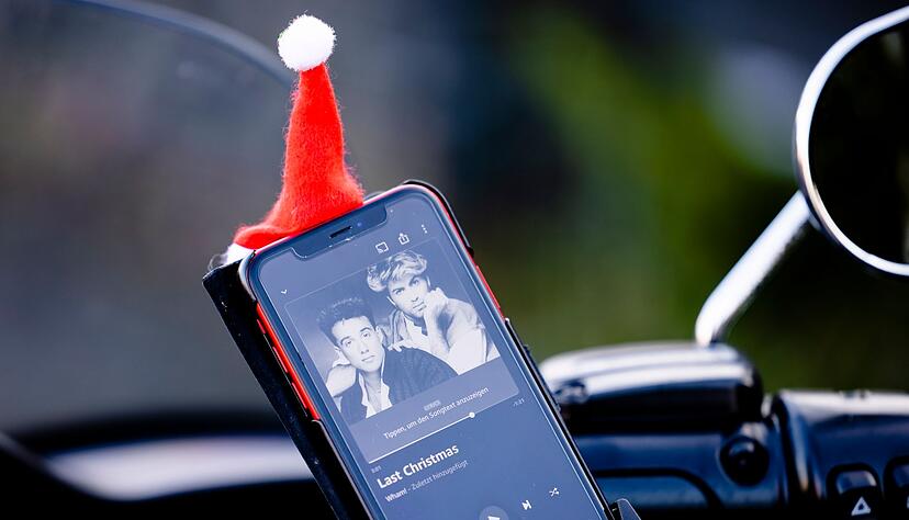 «Last Christmas» von Wham! schafft es erstmals zu Weihnachten an die Spitze der britischen Charts.