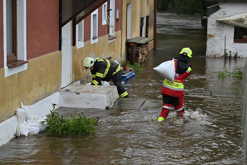 Feuerwehrleute sind wegen des Hochwassers in der Region Liberec am Ufer der Smeda (Deutsch Wittig) im&nbsp;Einsatz.