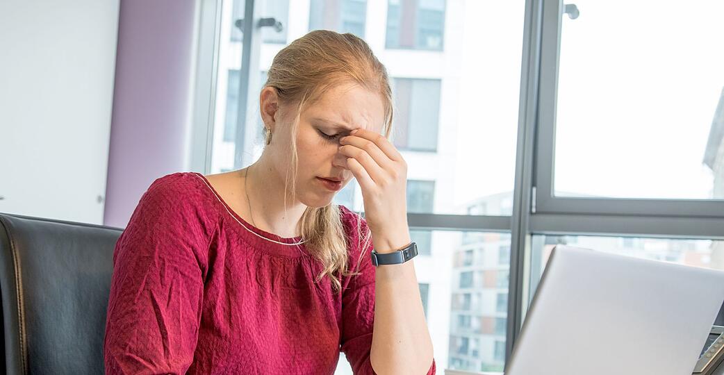 Trockene und müde Augen gehören zu den typischen Folgen intensiver Bildschirmarbeit: Regelmäßige Entlastung schützt die Sehkraft.