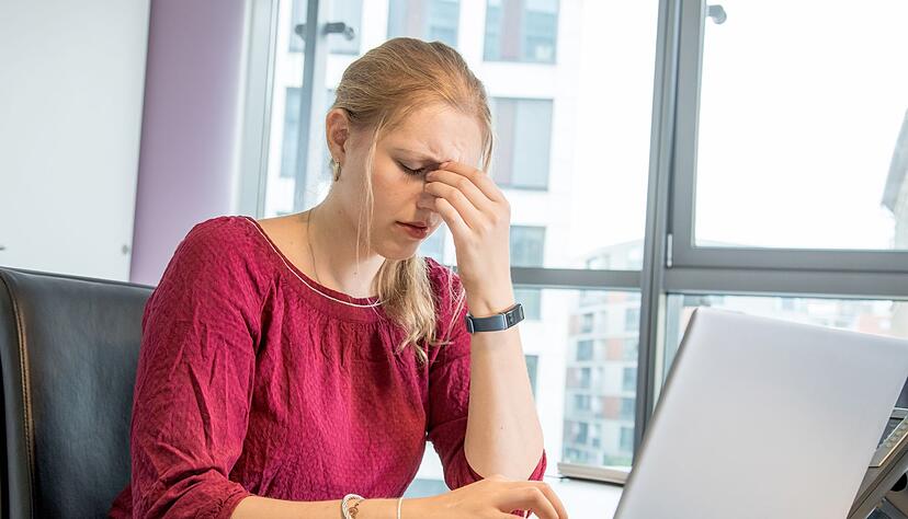 Trockene und müde Augen gehören zu den typischen Folgen intensiver Bildschirmarbeit: Regelmäßige Entlastung schützt die Sehkraft.