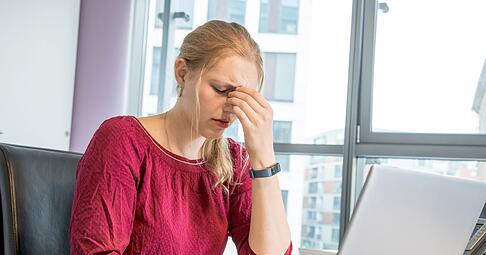 Trockene und müde Augen gehören zu den typischen Folgen intensiver Bildschirmarbeit: Regelmäßige Entlastung schützt die Sehkraft.