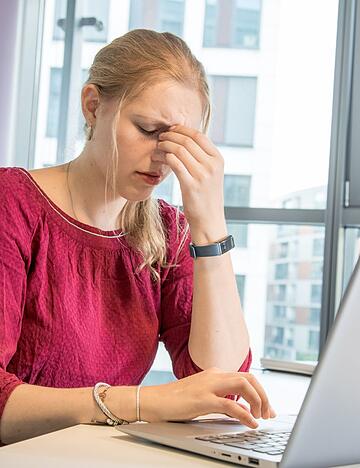 Trockene und müde Augen gehören zu den typischen Folgen intensiver Bildschirmarbeit: Regelmäßige Entlastung schützt die Sehkraft.