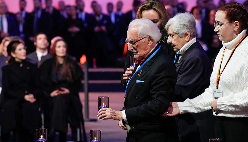 Bei der Gedenkfeier zum 80. Jahrestag der Befreiung des ehemaligen deutschen Konzentrations- und Vernichtungslagers Auschwitz-Birkenau stellt Leon Weintraub eine Kerze auf. (Archivbild) Bei der Gedenkfeier zum 80. Jahrestag der Befreiung des ehemaligen deutschen Konzentrations- und Vernichtungslagers Auschwitz-Birkenau stellt Leon Weintraub eine Kerze auf. (Archivbild)