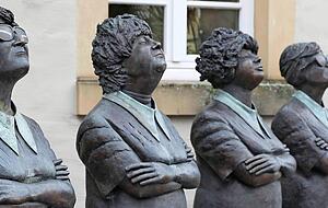 Auch wenn es die Figuren von Guido Messer vor dem Rathaus suggerieren: Die G&uuml;glinger verschlie&szlig;en die Augen nicht vor den Aufgaben der Zukunft.
Foto: Archiv/Veigel