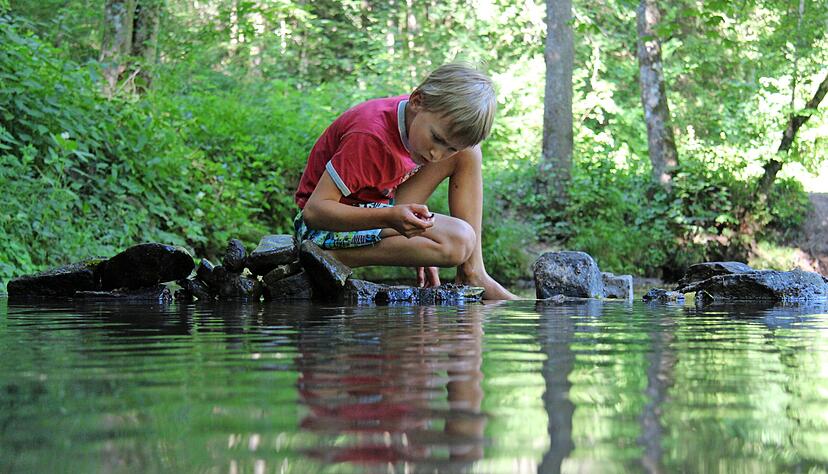 Beim Staudammbauen und Erkunden der Wasserwelt verschwimmt das Gefühl für die Zeit, klar: Es gibt ja auch so viel Interessantes zu entdecken.