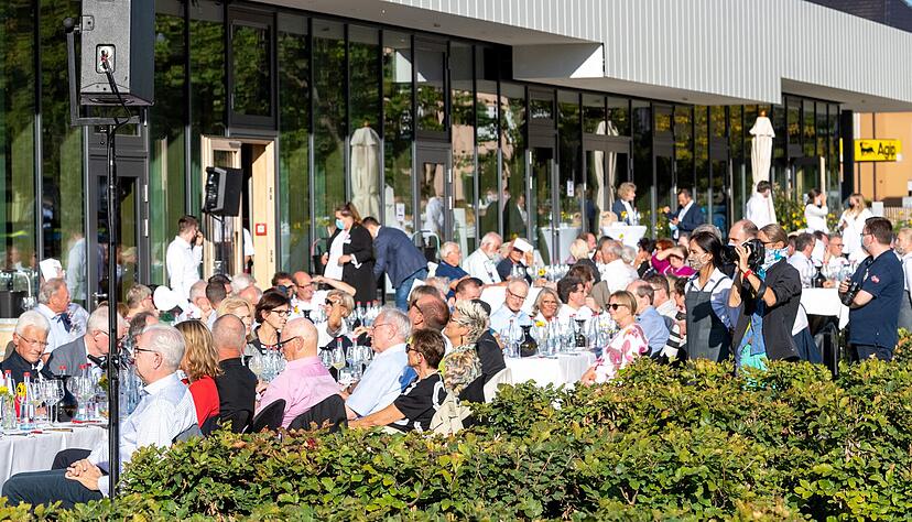 Anlass zur Kritik von Bürgern: Die Tafel mit geladenen Ehrengästen zum Auftakt der Veranstaltung Weindorf Auslese. Bis zu 20 Teilnehmer saßen dort an den Tischen. Laut neuer Corona-Verordnung ist das bei Veranstaltungen erlaubt. Foto: Mario Berger Anlass zur Kritik von Bürgern: Die Tafel mit geladenen Ehrengästen zum Auftakt der Veranstaltung Weindorf Auslese. Bis zu 20 Teilnehmer saßen dort an den Tischen. Laut neuer Corona-Verordnung ist das bei Veranstaltungen erlaubt. Foto: Mario Berger