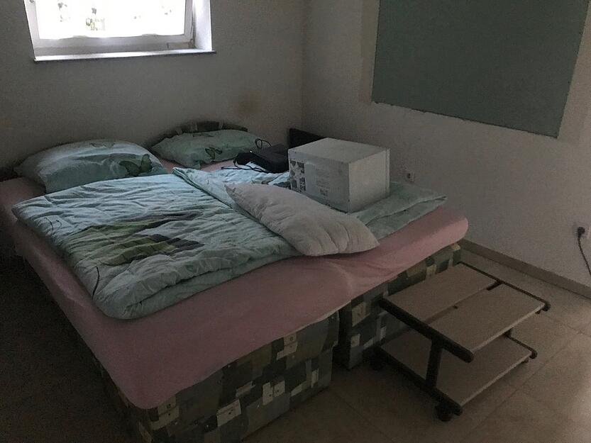 Das Doppelbett ist mit einem rosa Spannbetttuch bezogen. Dort hat sich seit mehreren Wochen ein führendes Mitglied der sizilianischen Mafia versteckt.