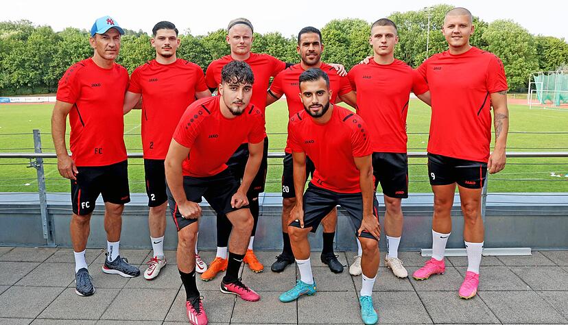 Türkspor von hinten links mit Trainer Fatih Ceylan, Selim Calcali, Tim Stelzl, Kapitän Tevfik Altindag, Alban Kastrati, Shkemb Miftari. Vorne: Enes Türkoz und Azad Toptik, Hakan Kutlu fehlt beim Trainingsauftakt.
Foto: Ralf Seidel Türkspor von hinten links mit Trainer Fatih Ceylan, Selim Calcali, Tim Stelzl, Kapitän Tevfik Altindag, Alban Kastrati, Shkemb Miftari. Vorne: Enes Türkoz und Azad Toptik, Hakan Kutlu fehlt beim Trainingsauftakt.
Foto: Ralf Seidel
