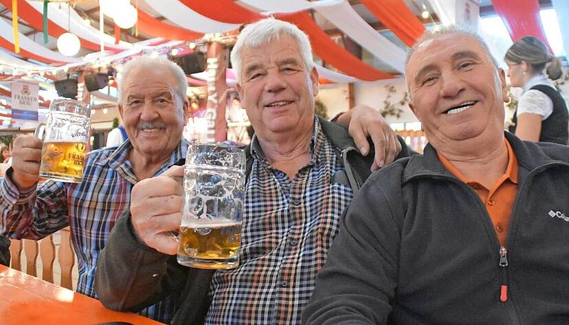 Gunter Borski (Mitte) und Begleiter interessieren sich für die Neuheiten in der Landtechnik –und für die Geselligkeit im Bierzelt.