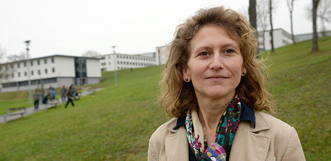 Katja Fritsche, die Leiterin der Justizvollzugsanstalt in Adelsheim, steht am 24.11.2014 vor Geb&auml;uden der JVA. Foto: Thomas Kienzle/dpa (zu dpa &laquo;Mit der Geige in den Knast - Chefin der JVA Adelsheim wird offiziell eingesetzt&raquo; vom 28.01.2015) +++(c) dpa - Bildfunk+++