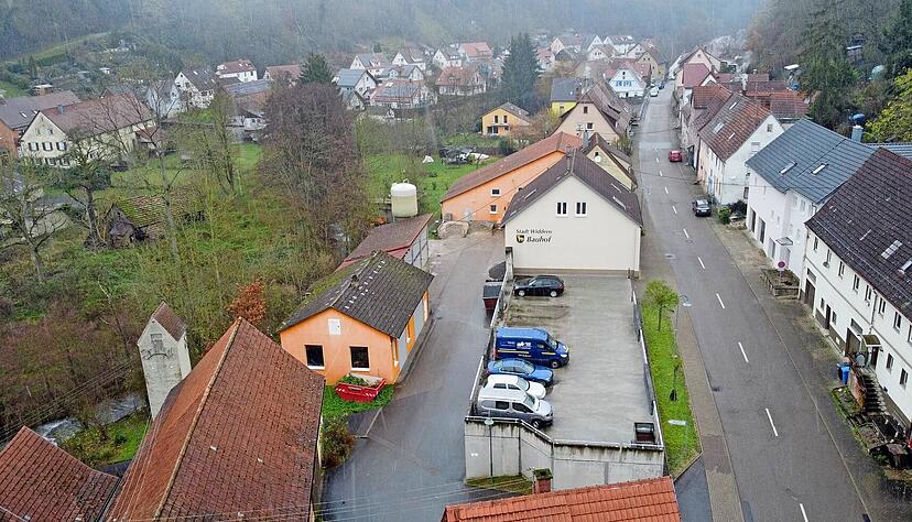 Auf dem Gelände des Bauhofs in Widdern in der Unterkessacher Straße soll ein Wohnprojekt realisiert werden. Gegen die aus Anwohnersicht zu massive Bebauung regt sich Widerstand bei den Anwohnern.
Foto: Archiv/Seidel Auf dem Gelände des Bauhofs in Widdern in der Unterkessacher Straße soll ein Wohnprojekt realisiert werden. Gegen die aus Anwohnersicht zu massive Bebauung regt sich Widerstand bei den Anwohnern.
Foto: Archiv/Seidel
