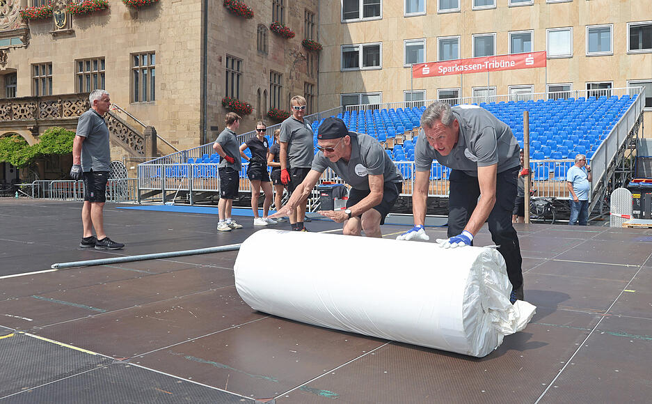 Auf den Trib&uuml;nen direkt auf dem Heilbronner Marktplatz k&ouml;nnen Zuschauer das Hochsprung-Meeting verfolgen.