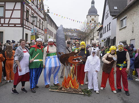Kost&uuml;mierte Fu&szlig;gruppen sorgen beim Festumzug f&uuml;r Farbe und Stimmung in der Ortsmitte.