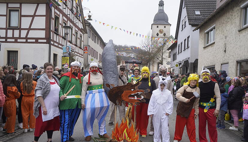 Kostümierte Fußgruppen sorgen beim Festumzug für Farbe und Stimmung in der Ortsmitte. Kostümierte Fußgruppen sorgen beim Festumzug für Farbe und Stimmung in der Ortsmitte.