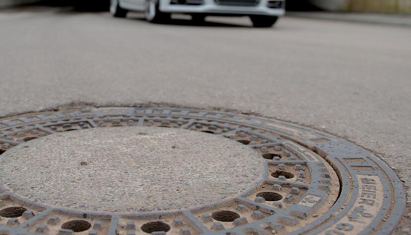 Muss ein serienmäßig sehr tiefes Auto überall sicher durchfahren können - oder ansonsten gewarnt werden?