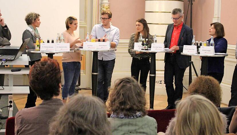 Mehrsprachigkeit war Thema eines Podiumsgesprächs, das zusammen mit einem Vortag von Havva Engin (Zweite v. re.) zum Auftakt der interkulturellen Woche stattfand.Foto: Regina Koppenhöfer